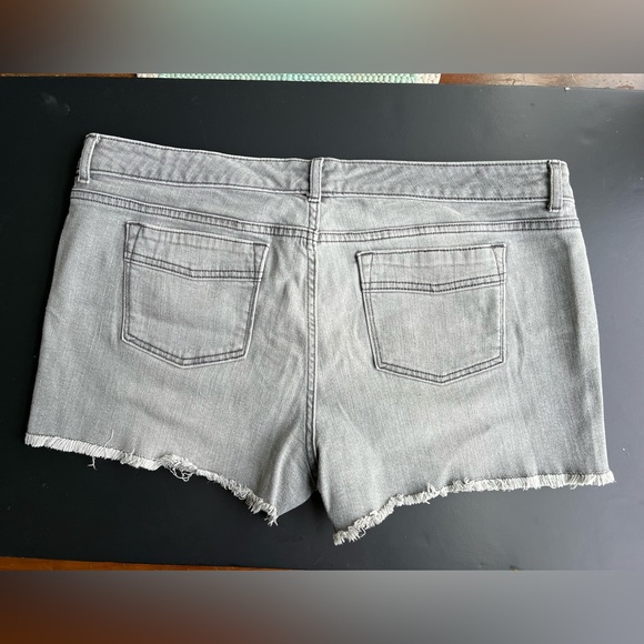 Gap grey jean shorts size 16/33 - Picture 2 of 3
